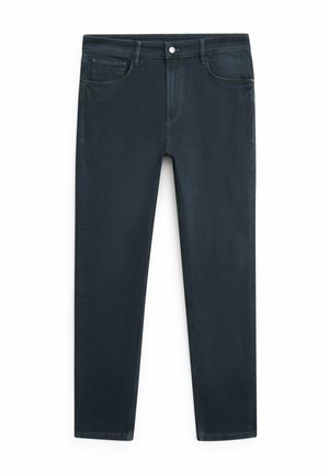 Dunkelblaue Slim-Fit-Jeans mit Frontknopf, Reißverschluss, Gürtelschlaufen und fünf Taschen, flach auf einem weißen Hintergrund liegend.