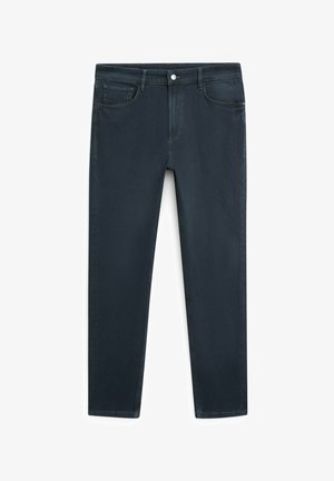 Donkerblauwe slim-fit jeans met knopen aan de voorkant, ritssluiting, riemlussen en vijf zakken, plat gelegd op een witte achtergrond.