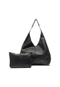 Zwarte leren hobo tas met een gebogen silhouette en een kettinghengsel, gecombineerd met een kleinere zwarte leren clutch met rits.