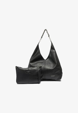 Zwarte leren hobo tas met een gebogen silhouette en een kettinghengsel, gecombineerd met een kleinere zwarte leren clutch met rits.