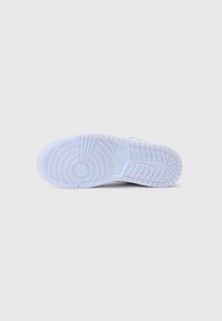 Talpa de sneaker alb cu modele de dungi circulare și dreptunghiulare, având o suprafață netedă și un design ușor texturat pentru aderență.