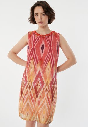Ärmelloses Kleid mit einem bunten geometrischen Muster in Orangetönen, Pink und Lila, mit einer mit Perlen verzierten Ausschnittdetails.