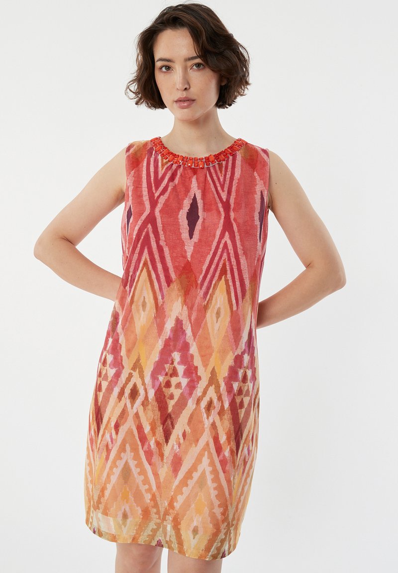 Robe sans manches présentant un motif géométrique coloré dans des tons d'orange, de rose et de violet, avec un détail de col en perles.