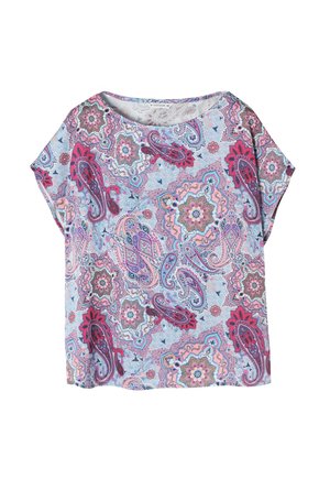 Korte mouwen, blauwe top met paisleypatroon en bloemenontwerpen in rozenkleur, rood en paars. Gemaakt van zachte stof met een losse pasvorm.