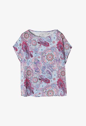 Krótki rękaw, niebieska bluzka we wzór paisley z różowymi, czerwonymi i fioletowymi kwiatowymi wzorami. Wykonana z miękkiego materiału o luźnym kroju.