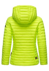 Doudoune de couleur jaune néon vif, avec un matelassage horizontal, une capuche et un petit patch logo marron sur la manche gauche.