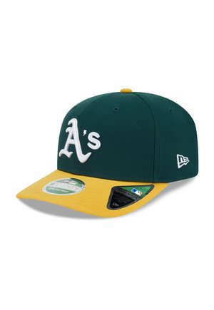 Donkergroene en gele honkbalpet met wit "A's" logo aan de voorkant en New Era logo aan de zijkant, met een MLB-sticker op de klep.