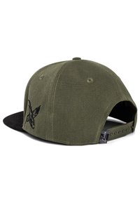 Cappellino verde oliva con visiera in suede nera, dotato di grafica nera ricamata di lato, chiusura regolabile snapback e tessuto testurizzato.
