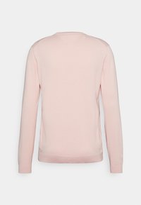 Lyserød langærmet sweater med rund halsudskæring, ribbede manchetter og kant, samt en glat tekstur. Ingen synlige mønstre eller logoer.