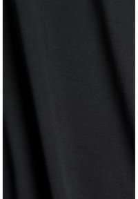 Tessuto nero con una texture liscia e una leggera lucentezza, che mostra un colore uniforme con minima variazione sulla superficie. Adatto per vari utilizzi.