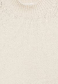 Pull en tricot couleur ivoire avec un col rond côtelé et un motif en maille texturée.