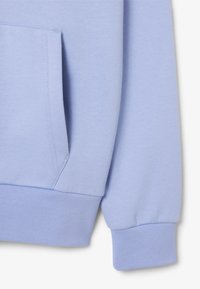 Sudadera azul claro con una textura suave, que cuenta con un bolsillo canguro y puños acanalados. Diseño simple sin patrones ni acentos.