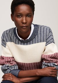 Tommy Hilfiger GLOBAL ALL OVER  - Strickpullover - desert sky