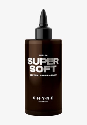 Bottiglia marrone scuro con ugello nero etichettata "Super Soft Serum", "Ammorbidisci • Ripara • Luminosità" e "S.H.Y.N.E Professional" su sfondo bianco.