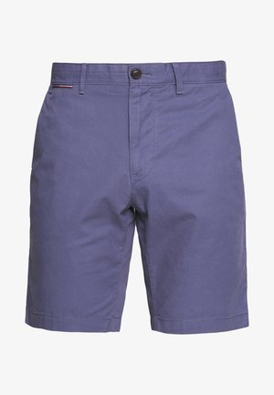 Shorts pour hommes en violet décontractés, avec fermeture à bouton et à zip, passants de ceinture et détails de couture visibles.