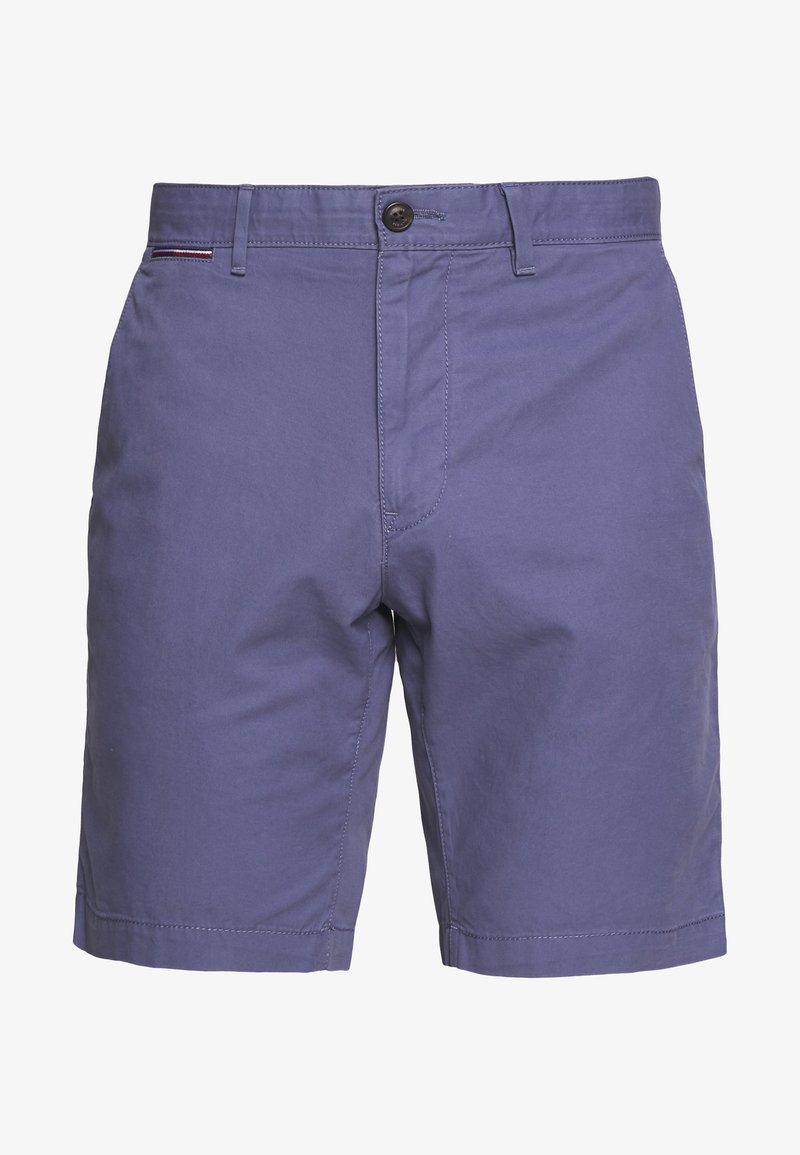 Shorts pour hommes en violet décontractés, avec fermeture à bouton et à zip, passants de ceinture et détails de couture visibles.