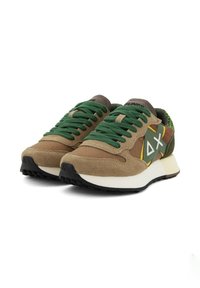 Sneaker con una combinazione di colori marrone e verde, realizzati in materiali scamosciato e tessuto, con lacci testurizzati e una suola intermedia bianca.