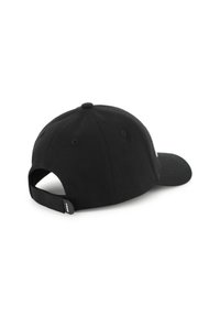 Casquette noire avec une visière incurvée, sangle ajustable à l'arrière et détails de couture subtils sur un tissu semblable au coton. Pas de logos visibles.