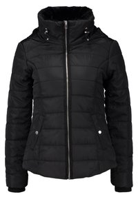 Svart puffjacka med dragkedja fram, justerbar huva, kviltat mönster, sidofickor och ribbade ärmslut. Yttermaterialet är slätt.