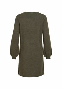 Robe en maille vert olive à manches longues et longueur genou, avec manches retroussées et encolure ronde, vue de dos sur fond blanc.