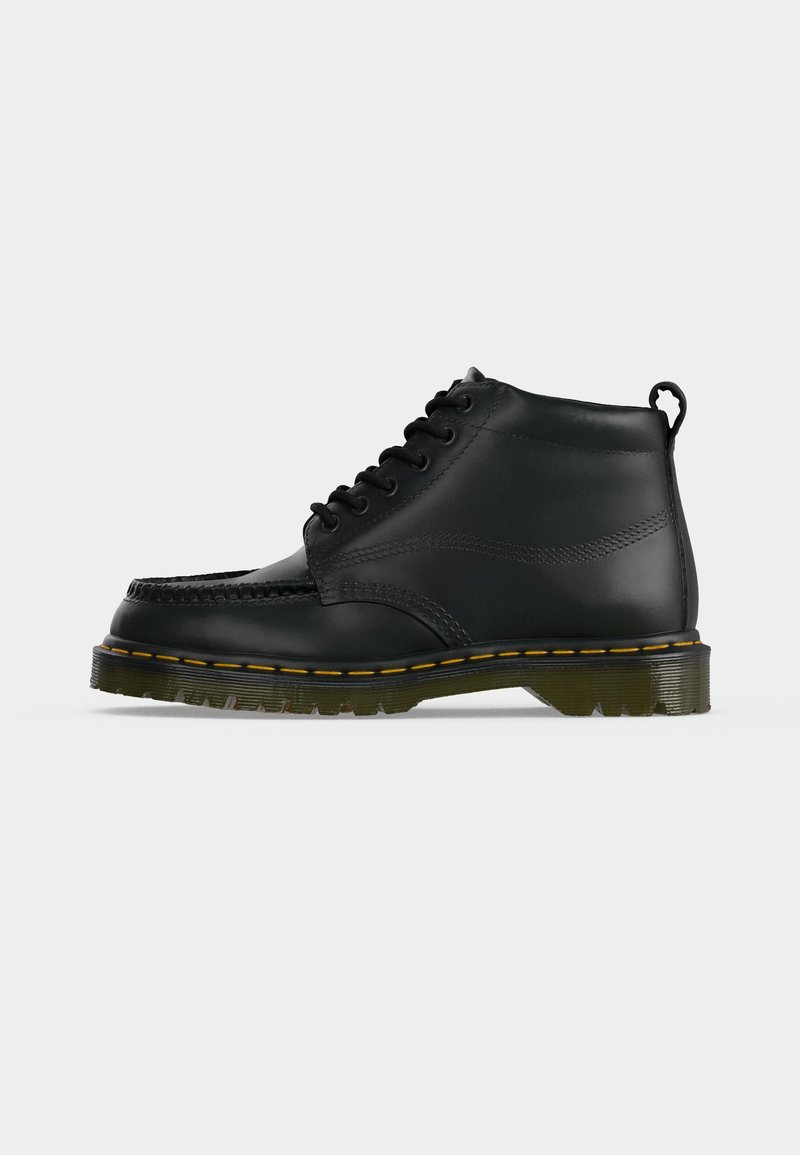 Schwarzer Leder-Knöchelstiefel mit gelber Naht, Schnürung vorne, profilierter Sohle und Fersenlasche auf weißem Hintergrund.