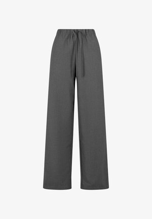 Pantalons larges gris avec taille à cordon, fabriqués dans un tissu lisse, présentant un design épuré sans motifs ni accents visibles.