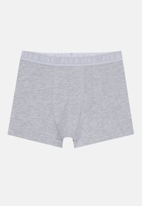 Graue Boxer-Briefs aus einem weichen, elastischen Stoff. Der Bund ist hellgrau mit wiederholt in fetter Schrift "PIER ONE". Klassische Passform und Design.