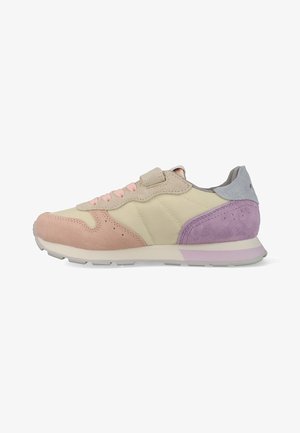 Low-top sneaker met beige stof, roze en paarse suède accenten, roze veters en een grijze gevoerde kraag, zijaanzicht op witte achtergrond.