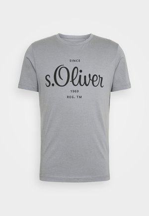 Graues Baumwoll-T-Shirt mit kurzen Ärmeln und Rundhalsausschnitt. Mit schwarzem Drucktext: "s.Oliver seit 1969 REG. TM" auf der Vorderseite.