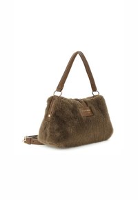 Borsa in pelliccia sintetica marrone, con una forma strutturata, dotata di manico e tracolla in pelle, e accentuata da una patch in pelle con logo sul davanti.