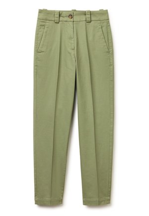 Jasnooliwkowe, dopasowane spodnie z zakładkami z przodu, bocznymi kieszeniami, szlufkami na pasek i brązowym zapięciem na guzik w talii.