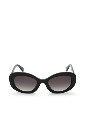 Schwarze Cat-Eye-Sonnenbrille mit dicken Rahmen und verlaufenden dunklen Gläsern auf weißem Hintergrund.