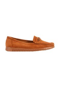 Mocassin en daim marron avec une semelle en caoutchouc texturée et des surpiqûres décoratives sur la partie supérieure de la chaussure.