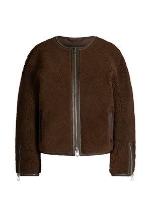 Bruine fleecejas met een ritssluiting aan de voorkant, een ronde halslijn en leren accenten. Heeft twee zijzakken met rits en een gestructureerd oppervlak.