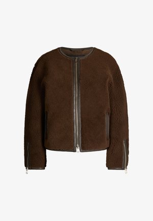 Giacca in pile marrone con zip frontale, scollo tondo e dettagli in pelle. Presenta due tasche laterali con zip e una superficie testurizzata.