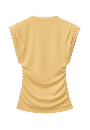 Beżowa bluzka bez rękawów z marszczonymi bokami i okrągłym dekoltem, prezentowana na białym tle.