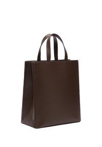 Brązowa skórzana torba na ramię o prostych bokach, z dwoma górnymi uchwytami i gładką fakturą. Minimalistyczny design, bez widocznych metalowych elementów czy wzorów.