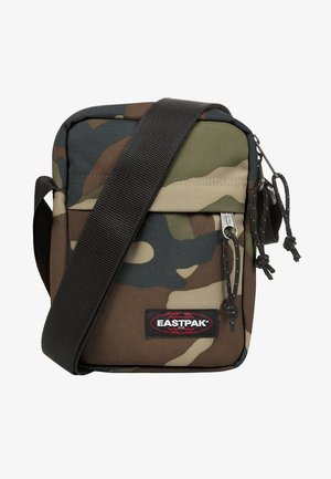 Kamuflage crossbody taske lavet af holdbart stof, med en frontlomme med lynlås, justerbar strop og Eastpak-logo patch.