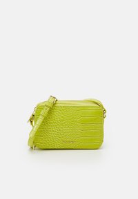 Borsa a tracolla verde lime realizzata in finta pelle testurizzata, con motivo coccodrillo e zip in metallo dorato. Include una tracolla regolabile.