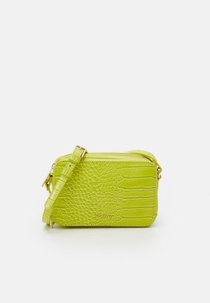 Sac bandoulière vert lime en simili cuir texturé, avec un motif crocodile et une fermeture éclair en métal doré. Sangle ajustable incluse.
