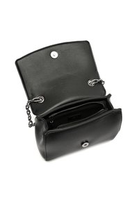 Černá kožená taška přes rameno s texturovaným povrchem, řetízkovým popruhem, zacvakávacím uzávěrem a dvojitými přihrádkami s kapsou na zip.