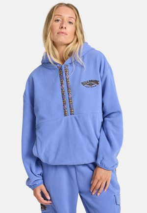 Blauwe fleece hoodie met een trekkoord bij de hals, tribal patroon details en een logo aan de voorkant. Heeft een ruime pasvorm en ribgebreide manchetten.