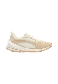 Zapatilla de running en beige claro, con una combinación de materiales de ante y malla. Suela acolchada con un diseño en capas y detalles sutiles.
