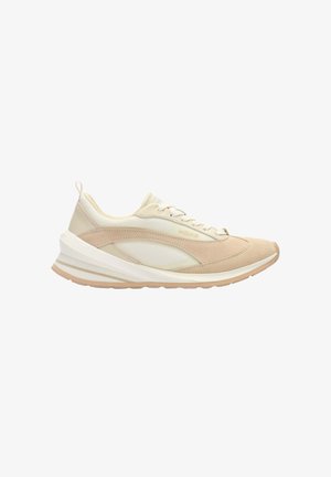 Chaussure de course beige clair, composée d'un mélange de matériaux en daim et en mesh. Semelle rembourrée avec un design en couches et des accents subtils.