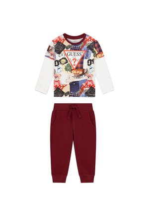 Langärmliges Oberteil mit einem bunten Grafikdruck und gemischten Mustern sowie dem "Guess"-Logo; rote Sweatpants mit elastischem Bund und Taschen.