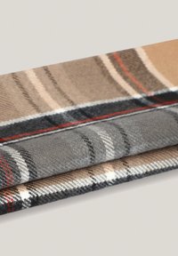 Dwie złożone tkaniny w kratkę: jedna w odcieniach brązu z białymi i czerwonymi akcentami, a druga w szarości z białymi paskami. Miękka tekstura.