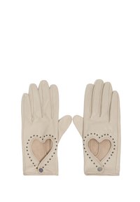 Guantes de cuero beige con un recorte en forma de corazón, decorados con remaches plateados alrededor del borde. Textura suave, diseño de cinco dedos y acabado elegante.