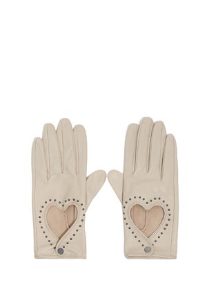 Guantes de cuero beige con un recorte en forma de corazón, decorados con remaches plateados alrededor del borde. Textura suave, diseño de cinco dedos y acabado elegante.