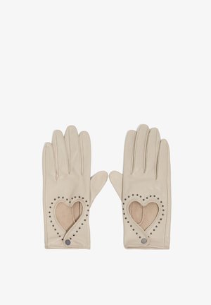 Guantes de cuero beige con un recorte en forma de corazón, decorados con remaches plateados alrededor del borde. Textura suave, diseño de cinco dedos y acabado elegante.