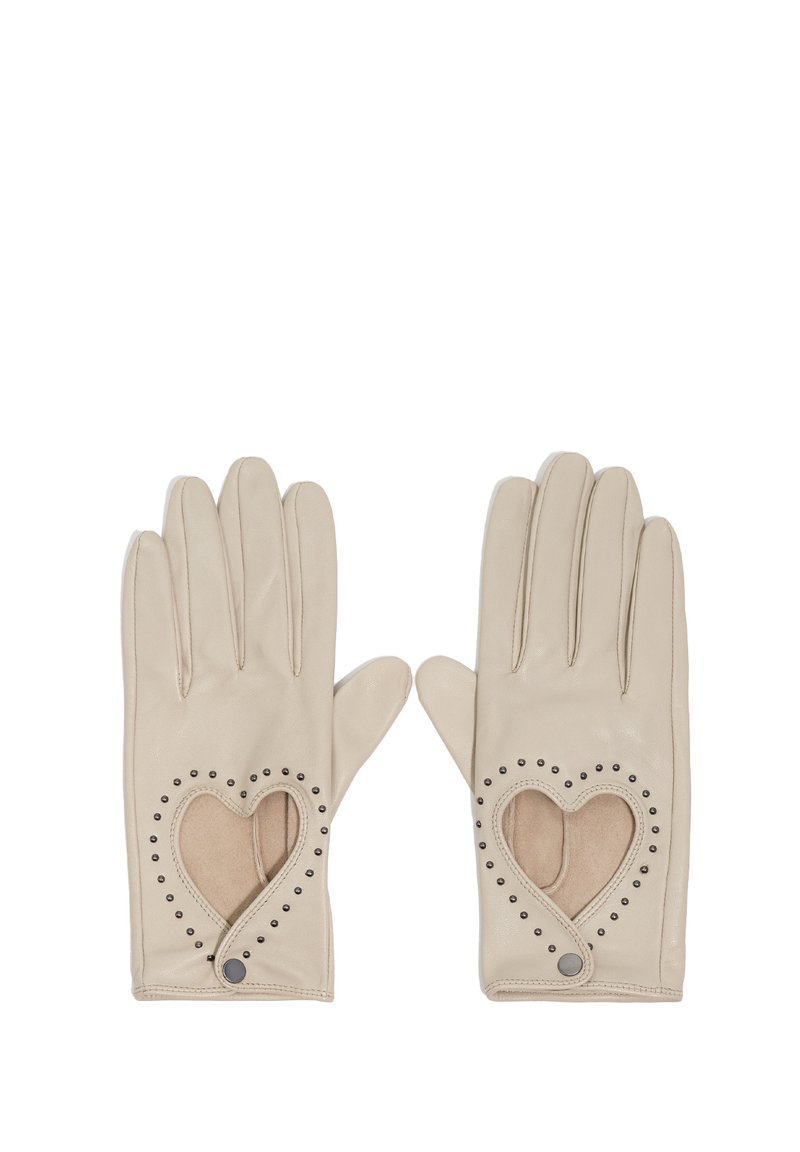 Guantes de cuero beige con un recorte en forma de corazón, decorados con remaches plateados alrededor del borde. Textura suave, diseño de cinco dedos y acabado elegante.